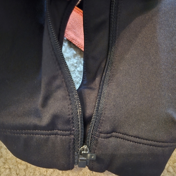 Under Armour Heat Gear 32D Black Compression Sports Bra Front Zip Pre—Owned. - Picture 8 of 8